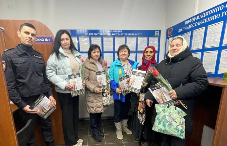 Сотрудники отдела по вопросам миграции ОМВД России по Шебекинскому городскому округу поздравили женщин с Международным женским днём!