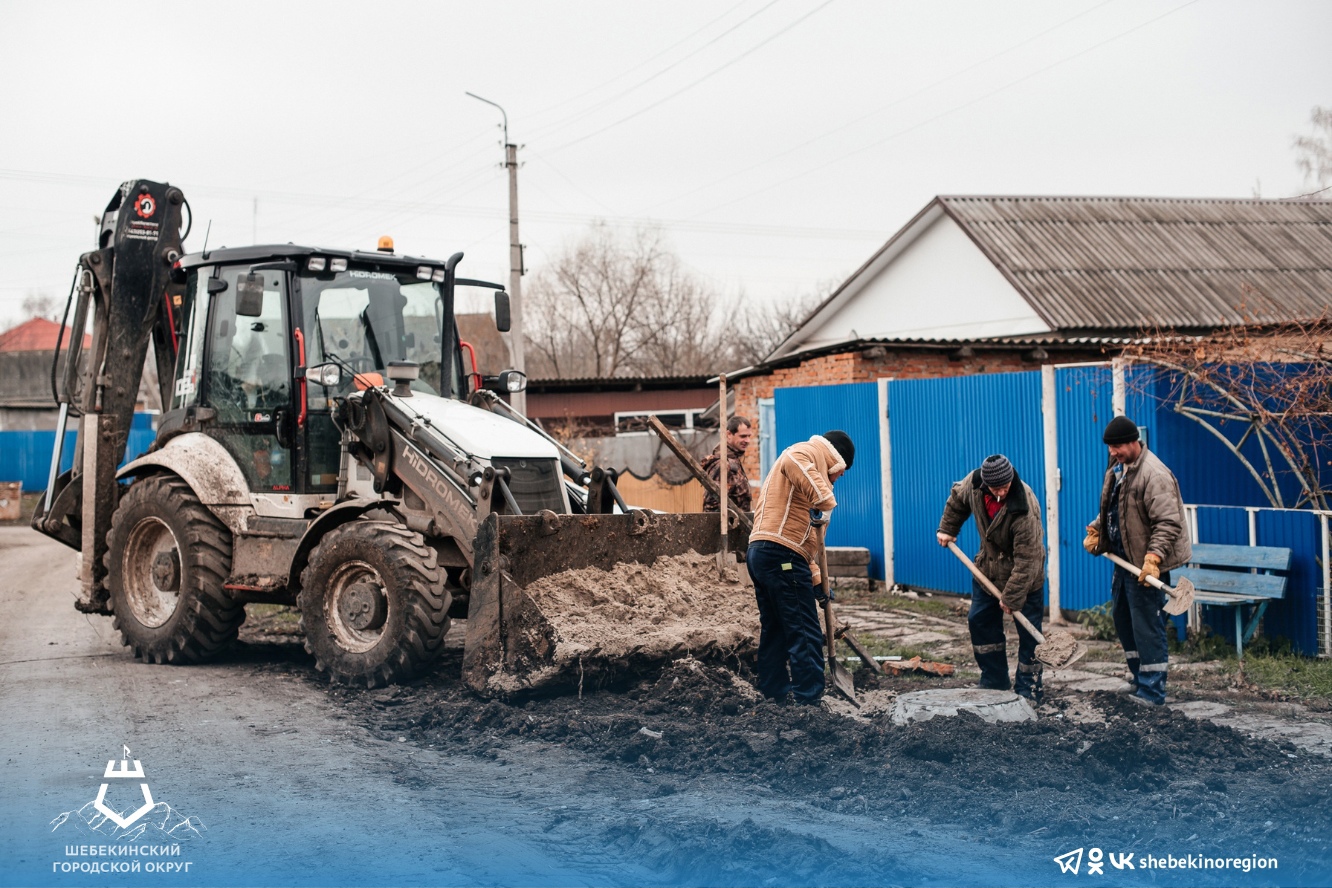 В Большетроицком продолжаются работы по реконструкции водопровода.