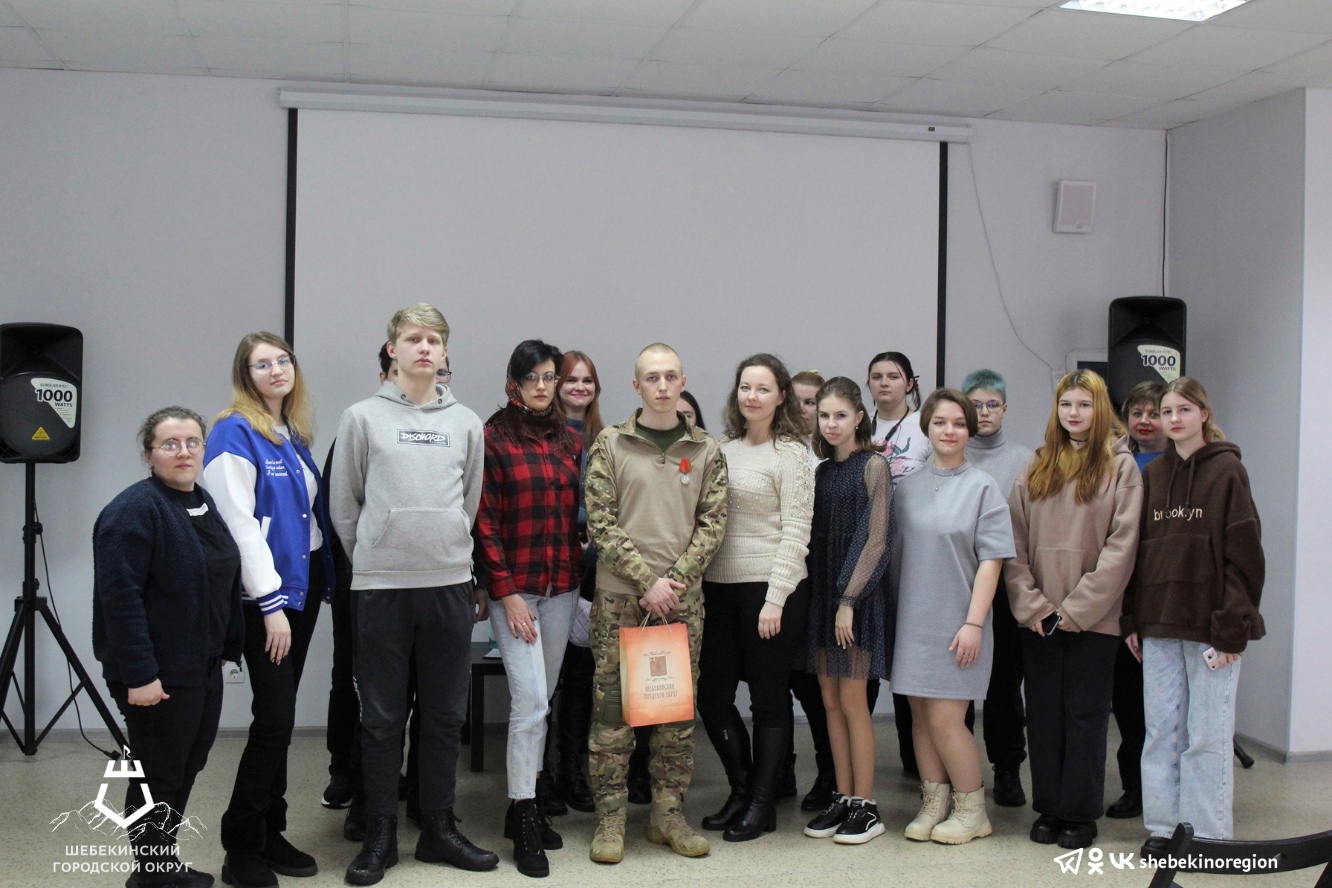 В Центре молодежных инициатив состоялась встреча с участником специальной военной операции, жителем нашего города Артемом Демьяновым