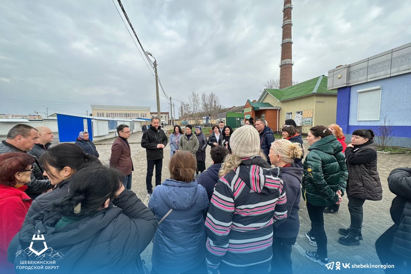 Губернатор Белгородской области Вячеслав Гладков встретился с руководством рынка и предпринимателями в городе Шебекино.