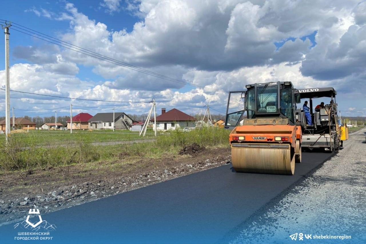 В селе Пристень Графовской территории продолжается ремонт дороги.