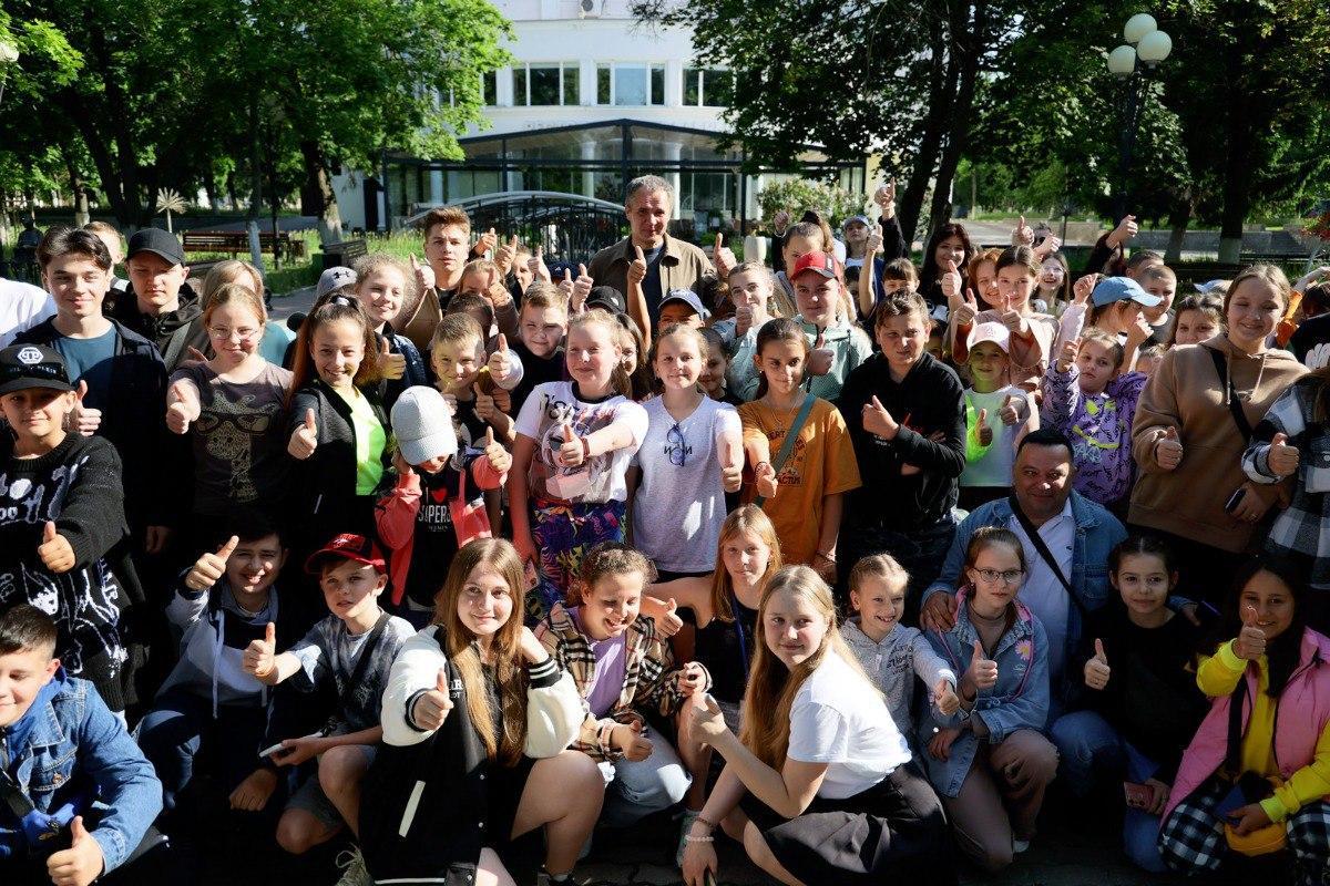 Вячеслав Гладков проводил 300 шебекинских школьников на летний отдых в Воронежскую область.