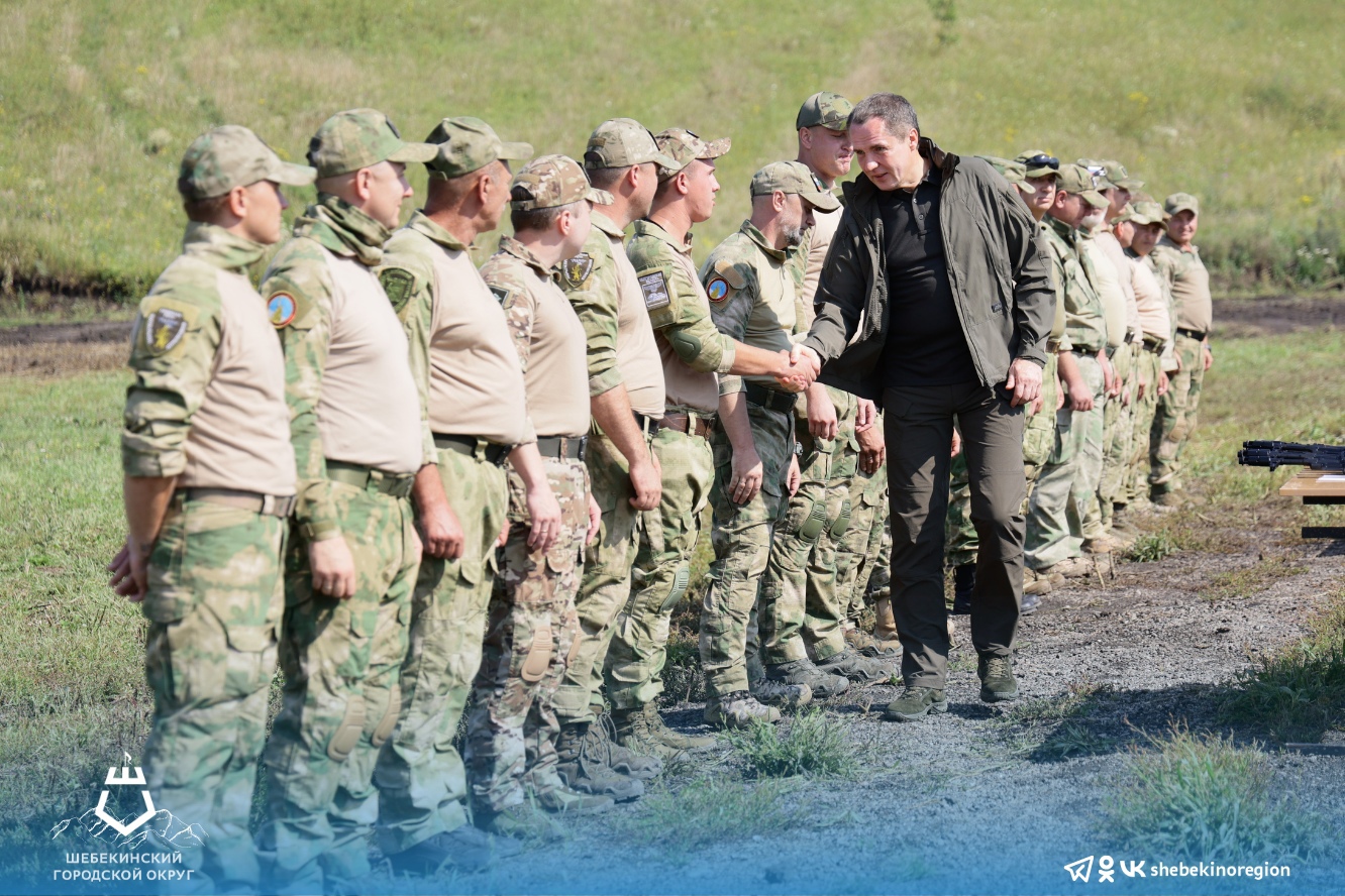 Вячеслав Гладков передал автомобили и снаряжение отрядам Белгородской территориальной самообороны.