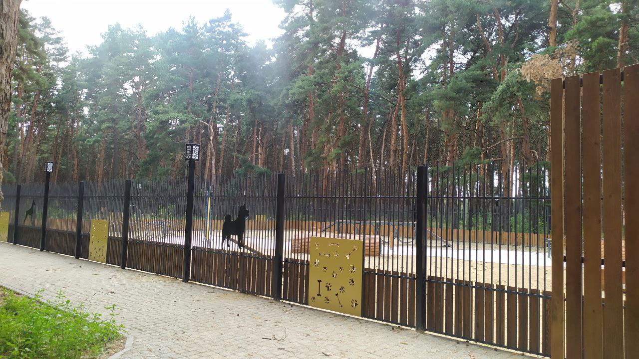В шебекинском парке открылась площадка для выгула собак.