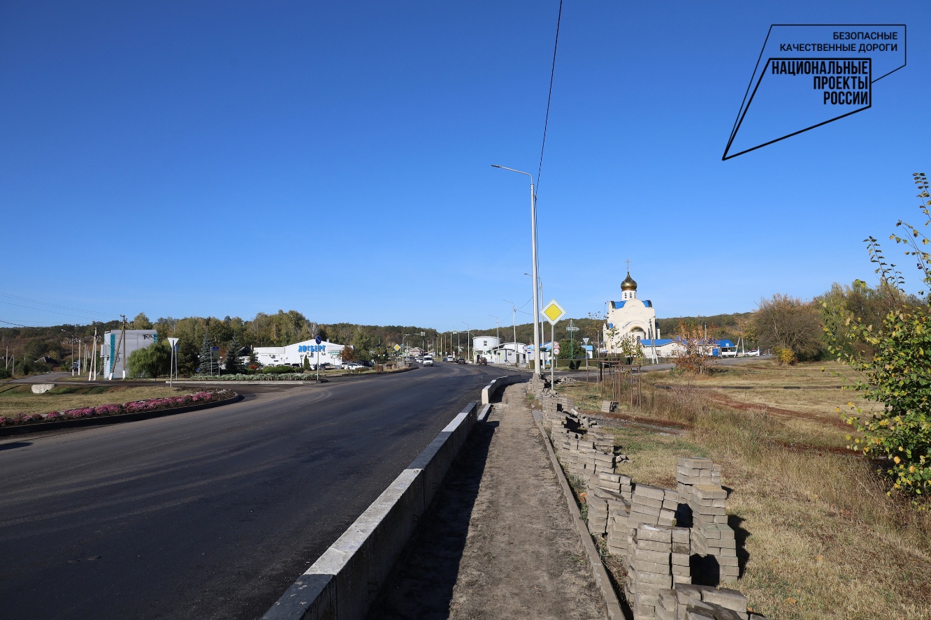 Дорожники приступили к обустройству тротуаров и бордюров на улице Белгородской в Шебекино.