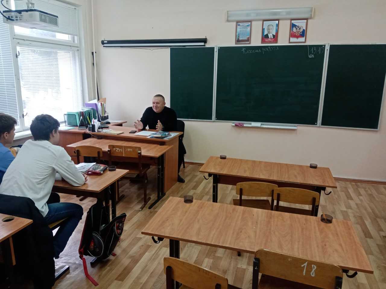 13 октября председатель Шебекинской ТИК провёл правовой урок  со старшеклассниками Масловопристанской школы.