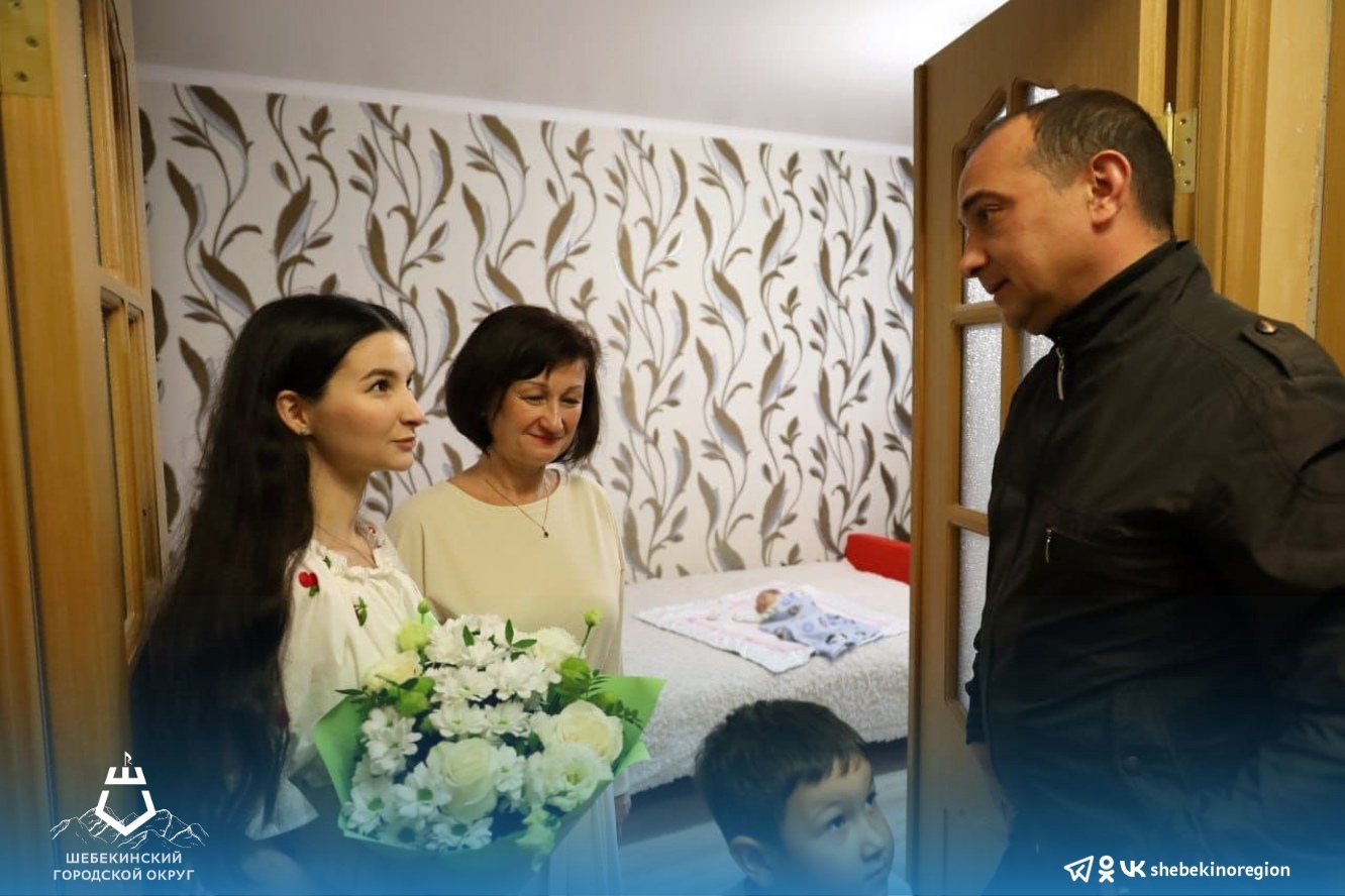Владимир Жданов вручил детскую коляску молодым родителям.