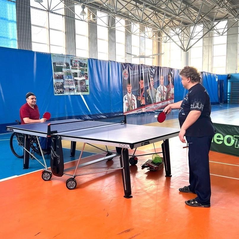 В спортивном комплексе «Юность» продолжаются занятия по настольному теннису для инвалидов-колясочников.