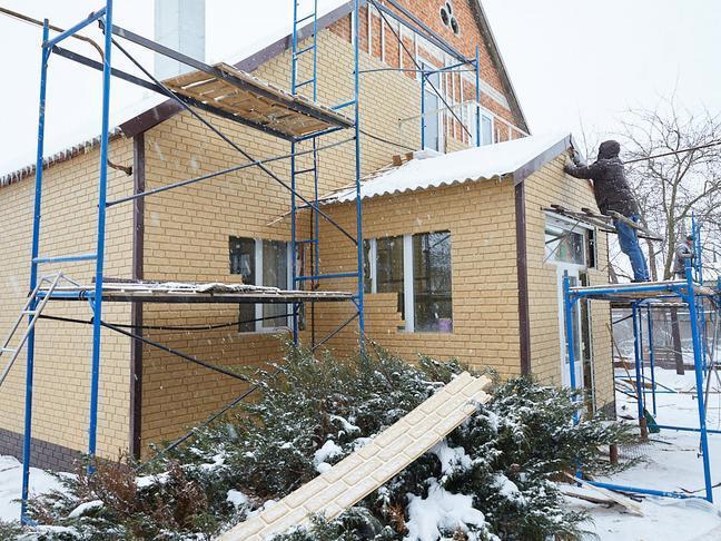 В Новой Таволжанке восстанавливают дома на улице Зелёная.