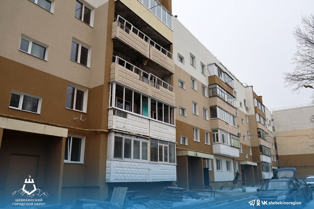 Владимир Жданов заехал в многоквартирный дом № 13 на улице Дзержинского, который пострадал в результате обстрела.