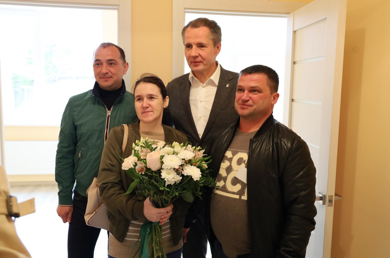 Вячеслав Гладков вручил ключи собственникам квартир дома №9 на улице Московская в Шебекино.