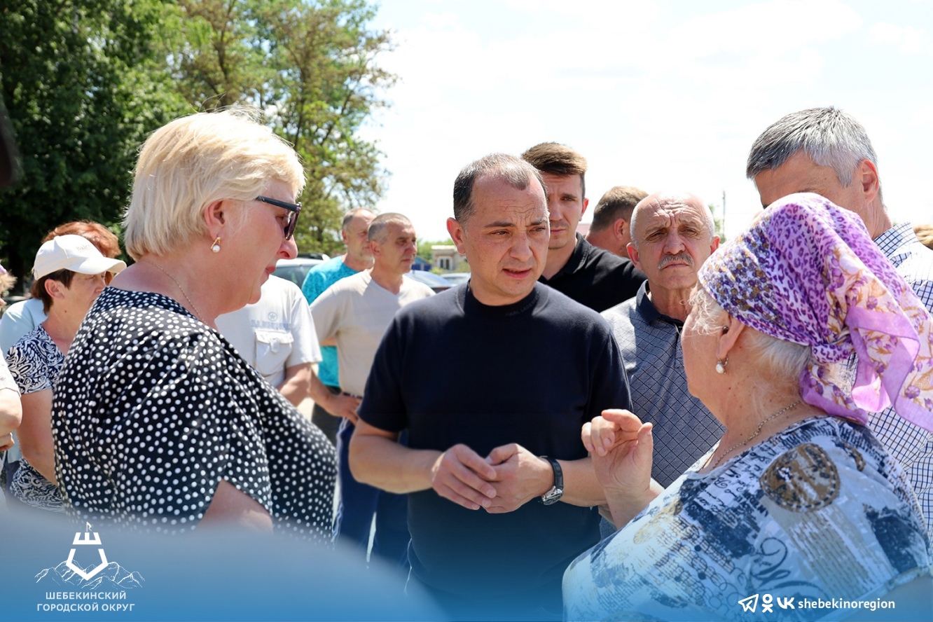 Владимир Жданов встретился с жителями села Ржевка, чьи дома пострадали в результате обстрела в минувшее воскресенье.