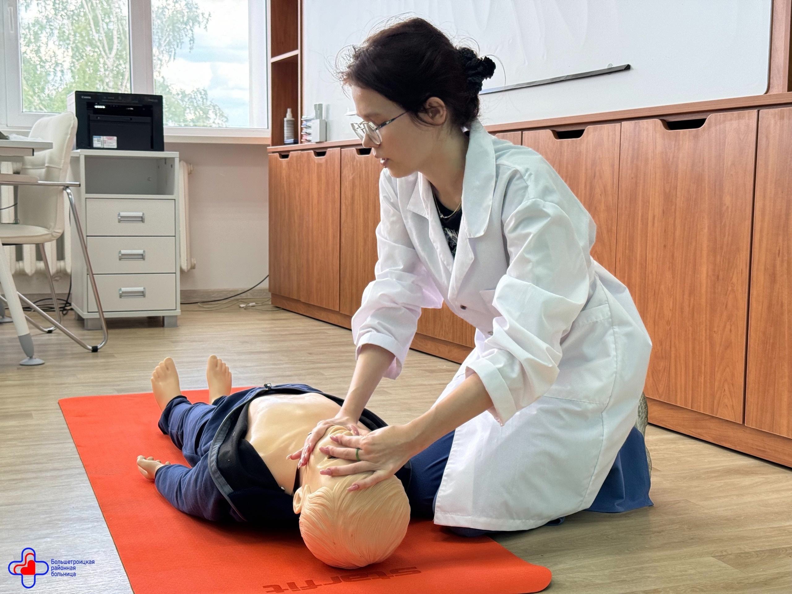 Ученица медицинского класса Большетроицкой школы Яна Сумина провела занятие по оказанию первой медицинской помощи.