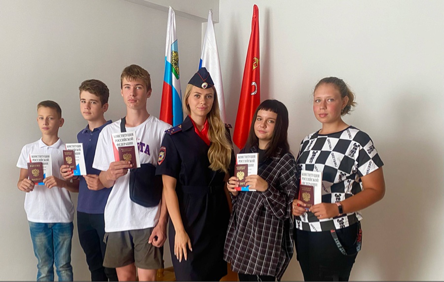 В отделе по вопросам миграции ОМВД России по Шебекинскому городскому округу состоялось торжественное вручение паспортов.