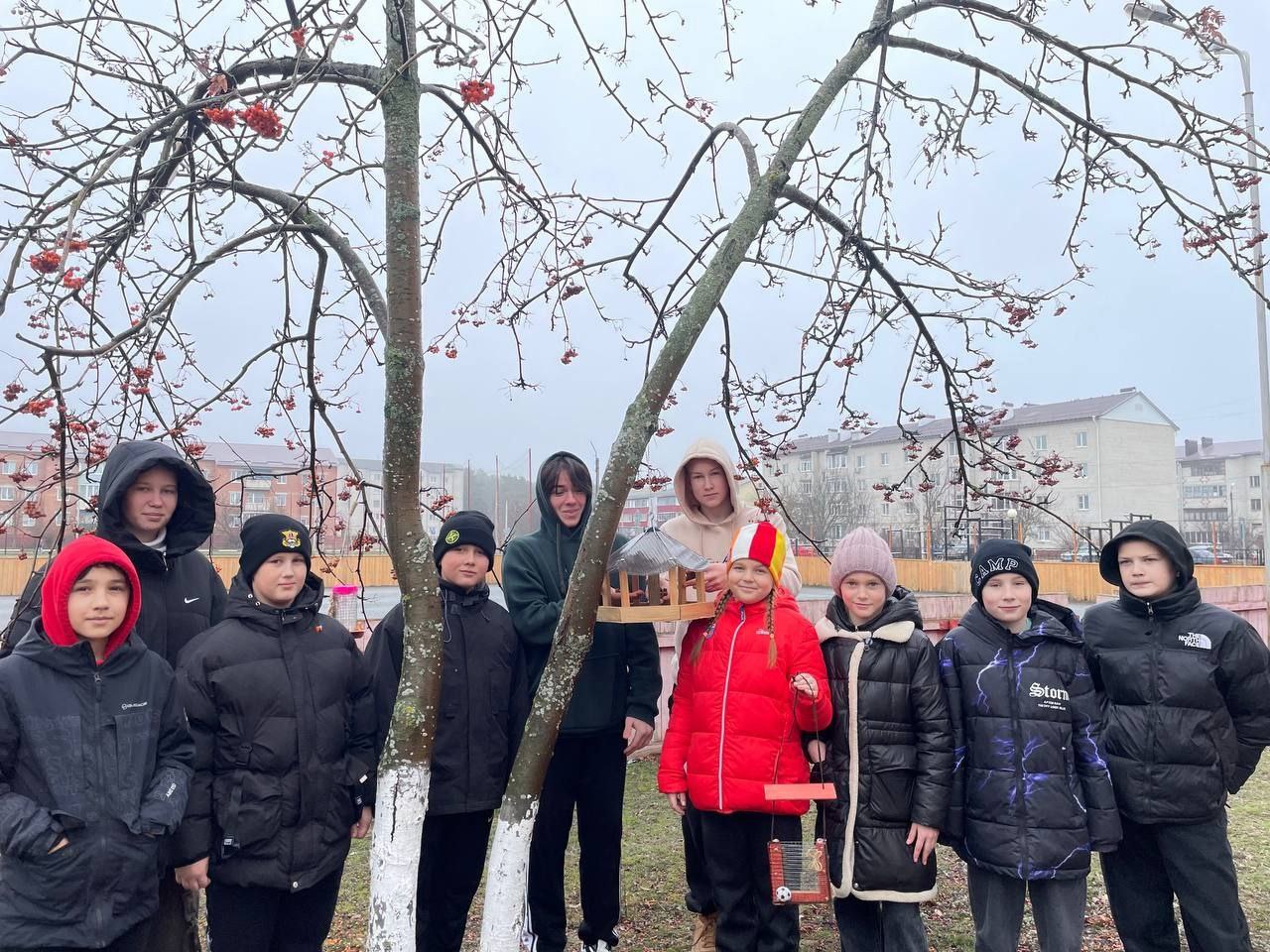 Юные лесоводы из Шебекинского округа смастерили кормушки для птиц.