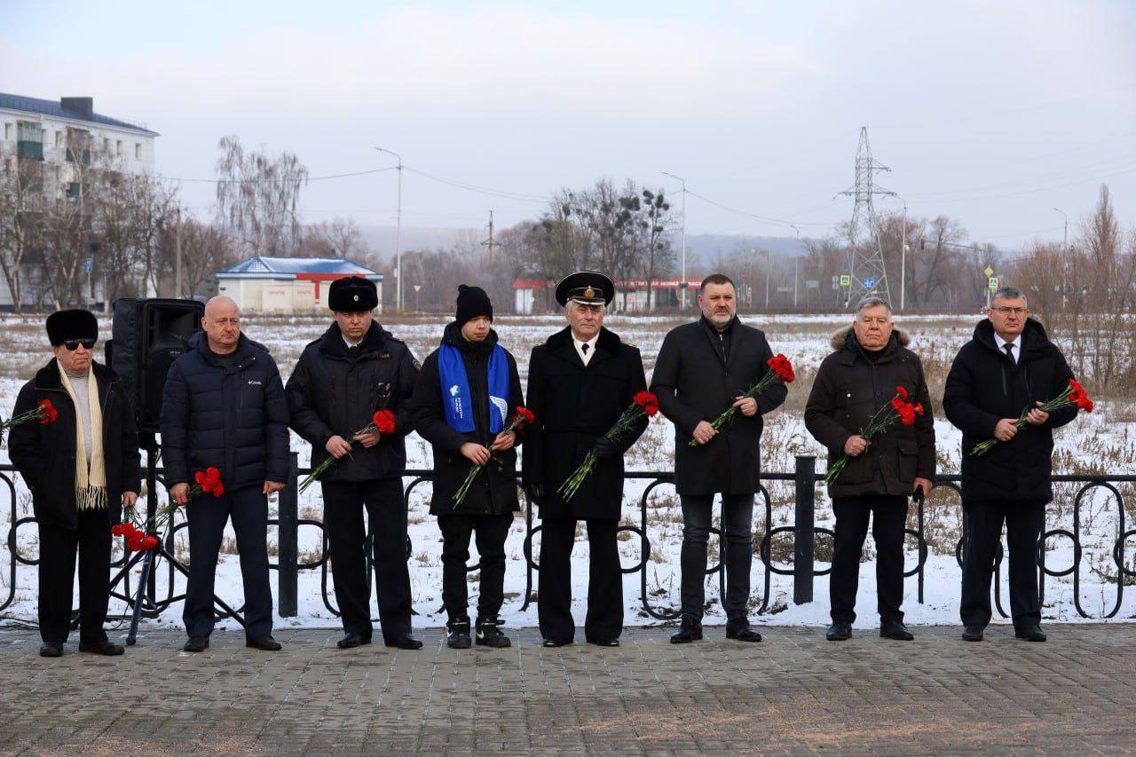 В День освобождения города Шебекино состоялось возложение цветов к захоронению воинов-освободителей.