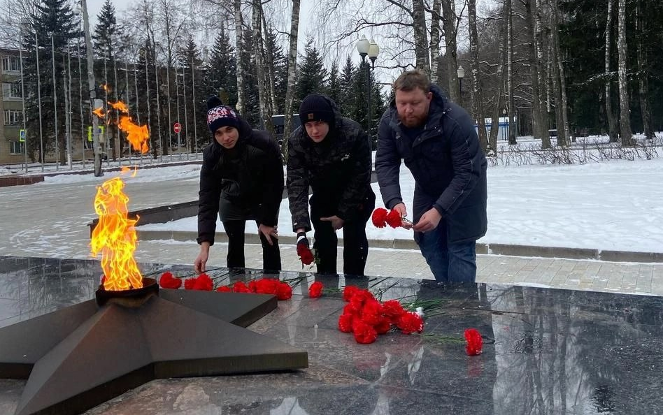 Спортсмены из Шебекинского округа возложили цветы к Братской могиле советским воинам, погибшим в боях с фашистскими захватчиками в 1943 году.