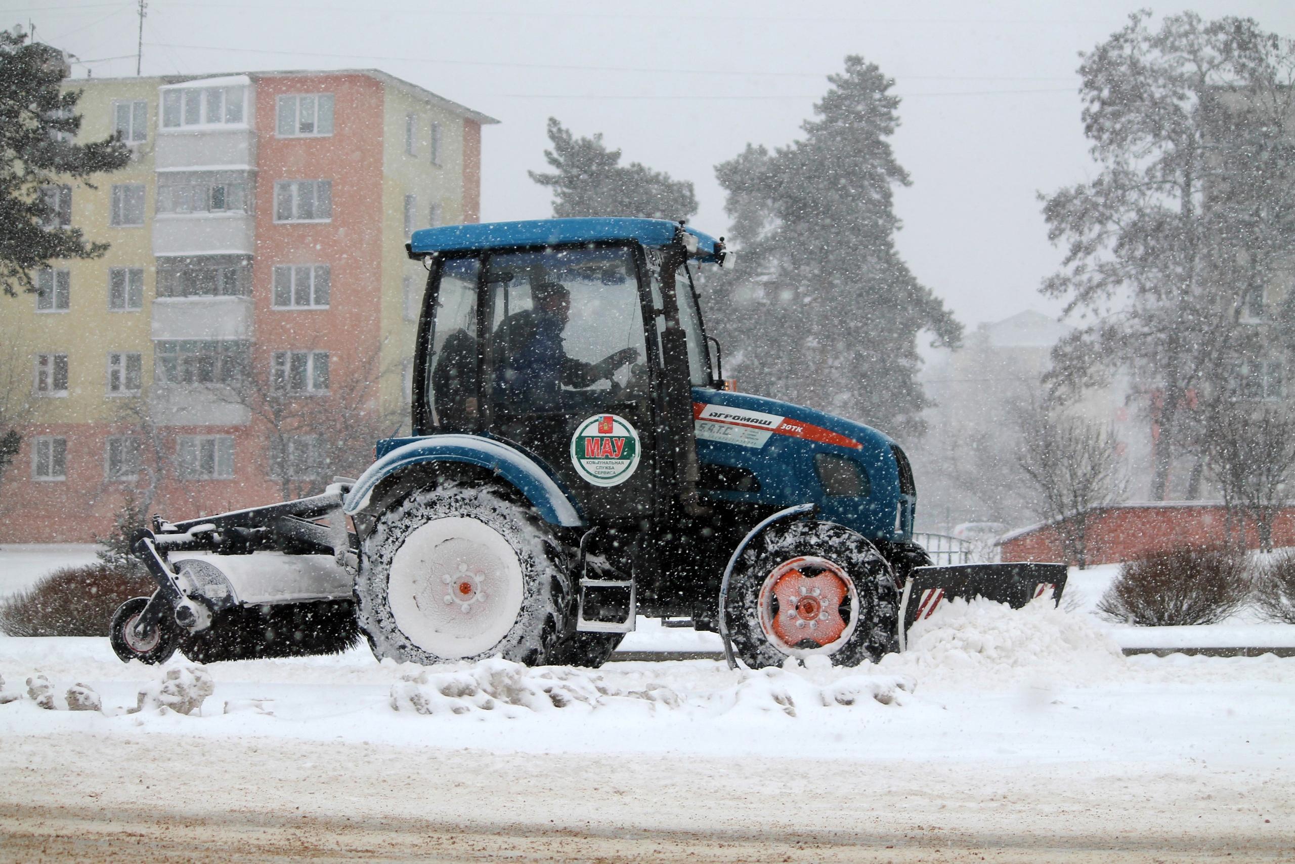 Коммунальные службы округа приступили к уборке снега
