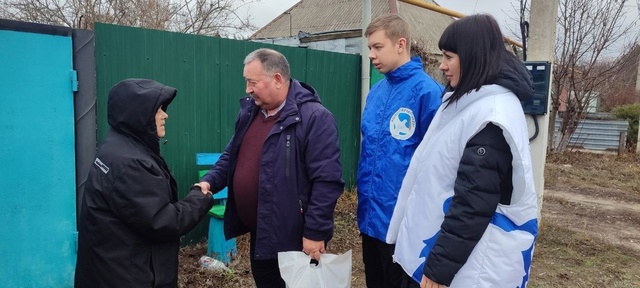 Ветерана Великой Отечественной войны поздравили с наступающим Новым годом волонтёры из Шебекино.