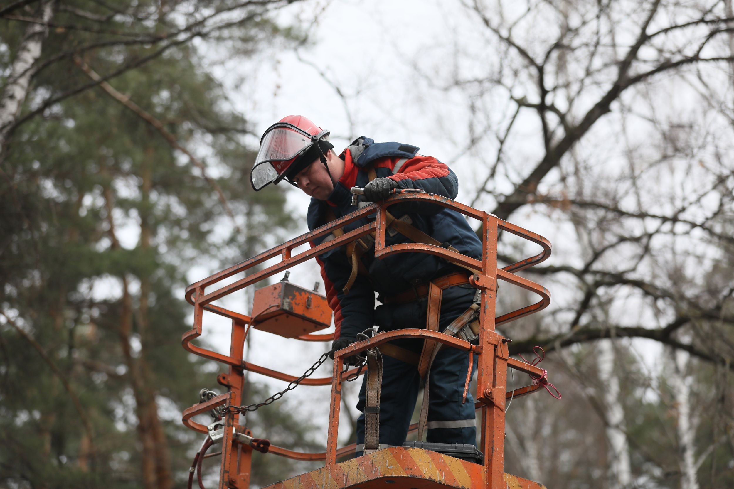 Энергетики Белгородэнерго продолжают работать в усиленном режиме  из-за циклона.