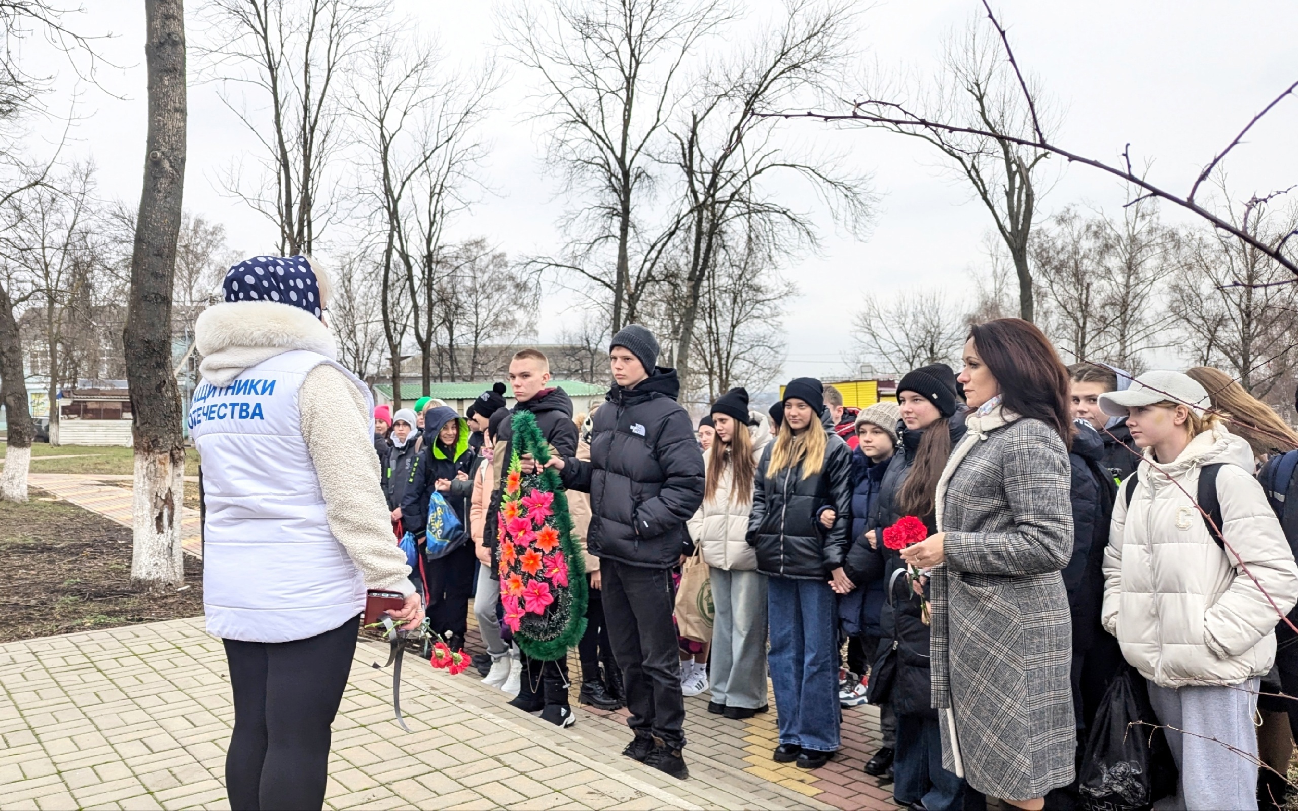 Ученики Большетроицкой школы возложили цветы к памятнику советским воинам, погибшим в годы Великой Отечественной войны в День Неизвестного Солдата.