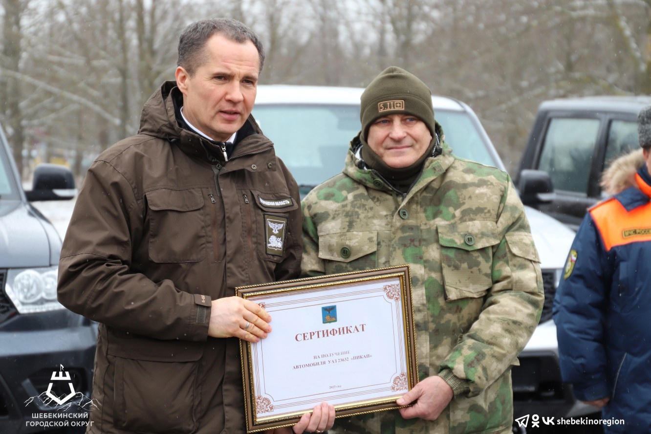 Вячеслав Гладков вручил ключи от нового внедорожника командиру Шебекинского батальона территориальной самообороны
