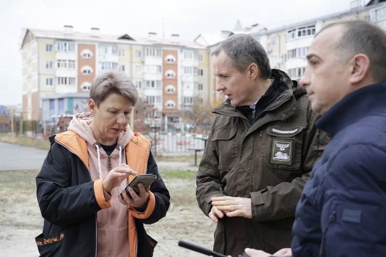 В ходе рабочей поездки в Шебекино губернатор области Вячеслав Гладков проверил ход восстановительных работ в многоквартирных домах.