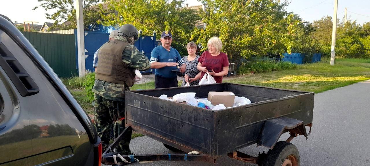 Наши парни из территориальной обороны, волонтёры и сотрудники администрации оказывают всестороннюю помощь шебекинцам.