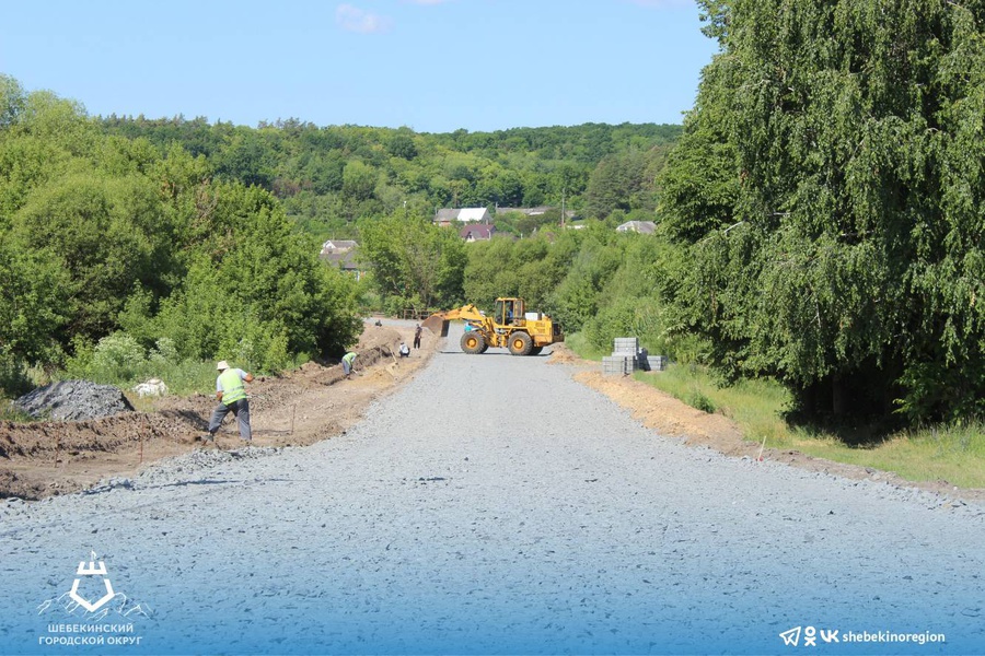 В селе Ржевка продолжается капитальный ремонт дороги.