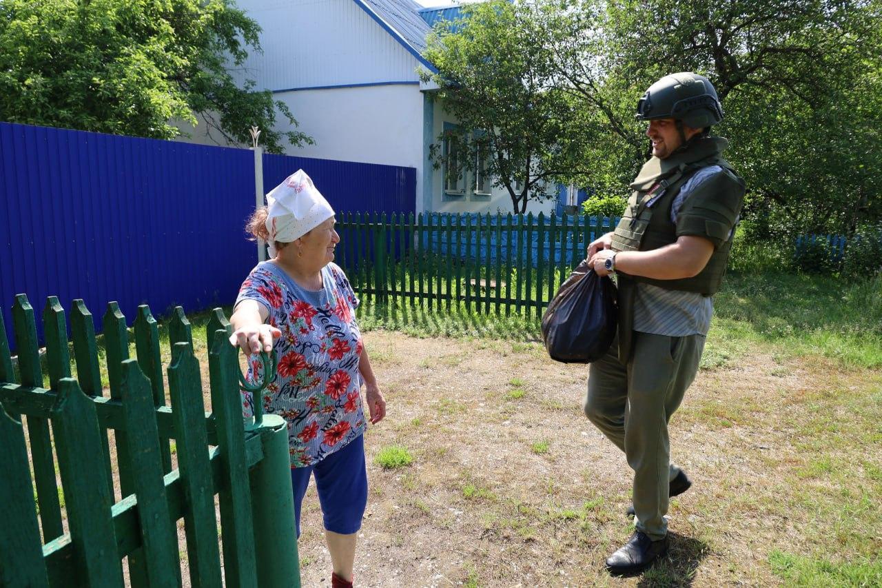 В округе продолжается раздача гуманитарной помощи.