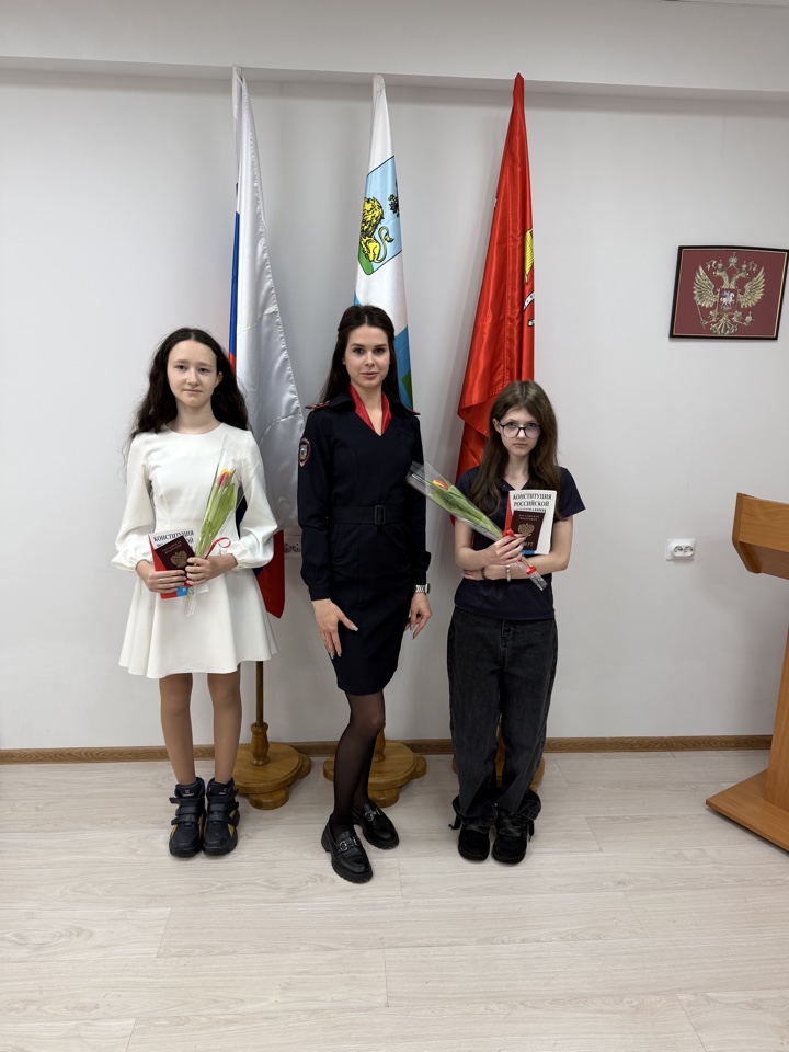 В отделе по вопросам миграции ОМВД России «Шебекинский» состоялось торжественное вручение паспортов 14-летним гражданам.