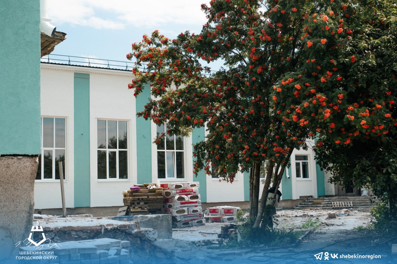 В Верхнеберезовской школе строители приступили к чистовой отделке помещений.
