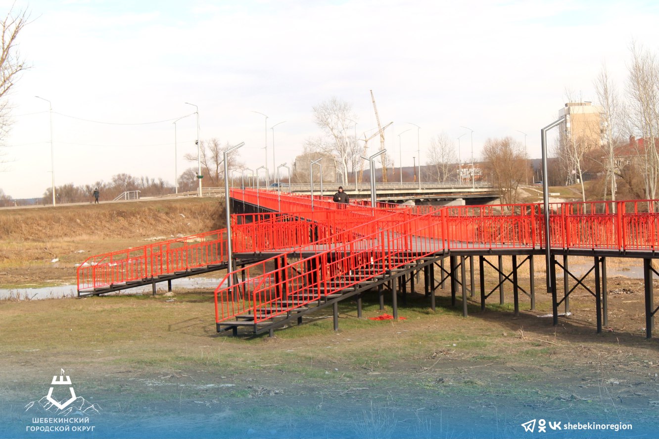 На территории возле Ледовой арены завершается монтаж пешеходного моста