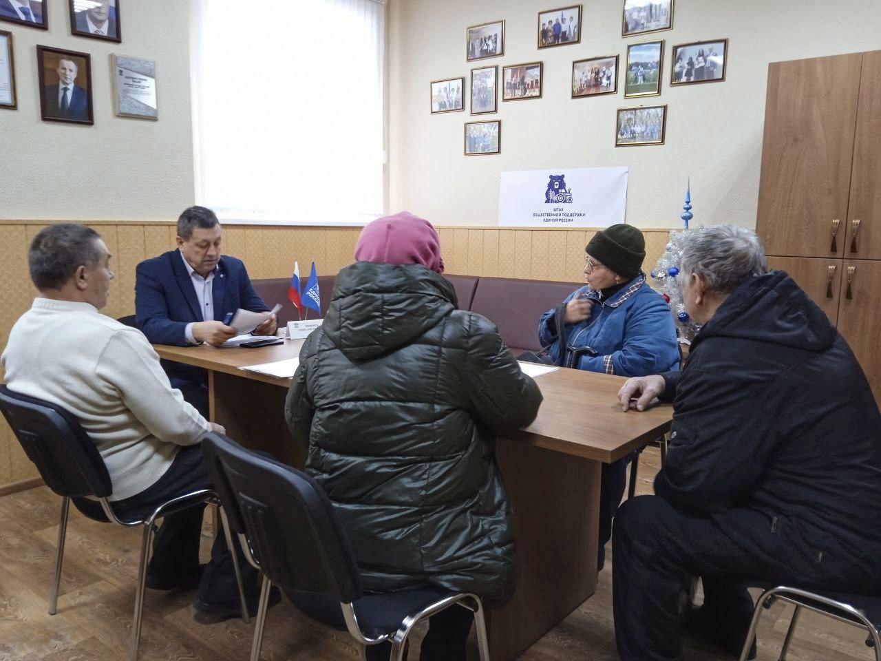 Депутат Белгородской областной Думы Геннадий Иванович Чмирёв провёл встречу с шебекинцами в общественной приёмной.