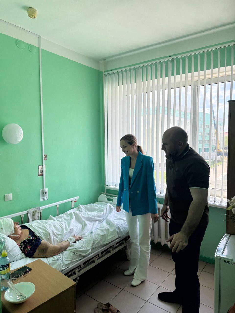 Первый заместитель главы администрации округа Дмитрий Панков и главный врач Шебекинской Центральной районной больницы Олеся Нестеренко вновь навестили пострадавших жителей..