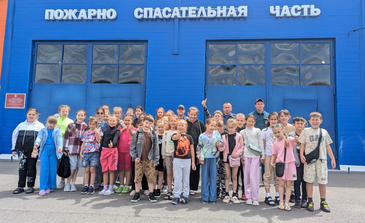 Для юных шебекинцев из села Большетроицкое, посещающих школьный лагерь, прошёл День безопасности. Ребята посетили пожарно-спасательную часть.