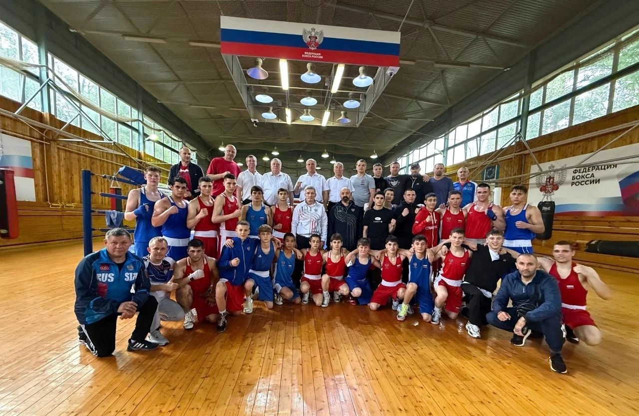 В городе Чехов проходят учебно-тренировочные сборы по боксу сборной команды России, в которых участвуют спортсмены 15-16 лет со всей страны.