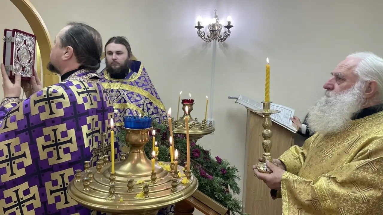 Сотрудники Шебекинской центральной районной больницы рассказали о том, что в их учреждении есть храм — тихое, особое место, куда приходят за внутренним спокойствием и поддержкой.