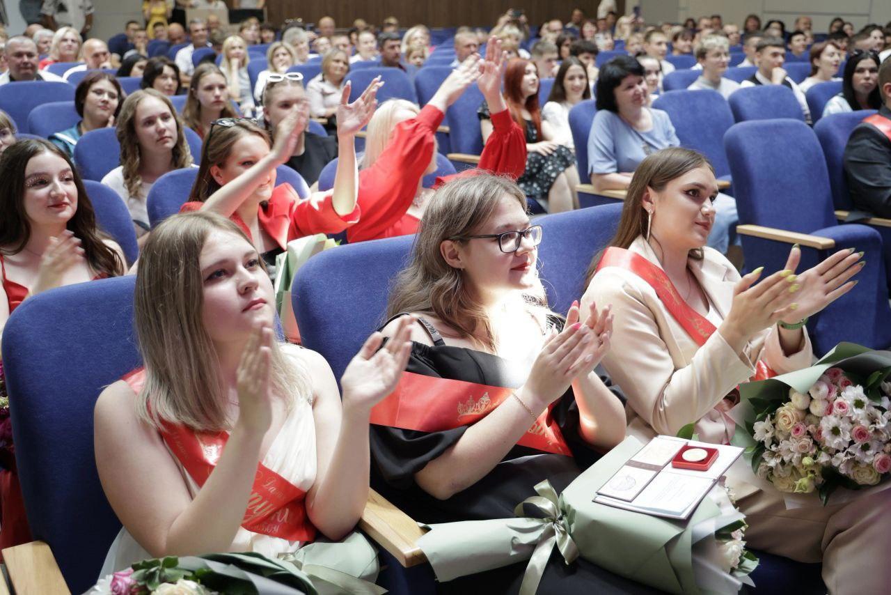 Владимир Жданов вручил аттестаты и поздравил шебекинских выпускников с окончанием школы.