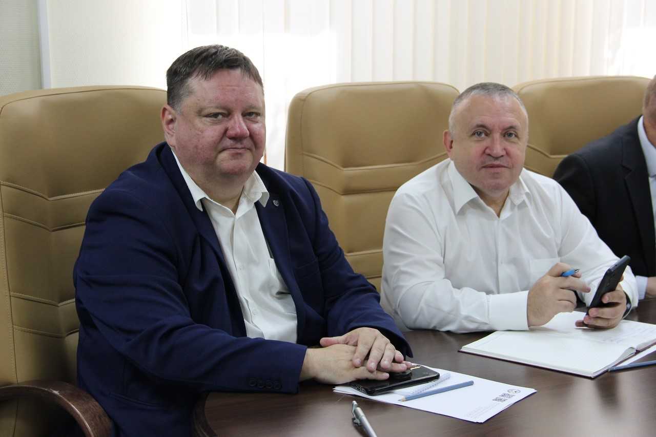 Сегодня председатель и секретарь Шебекинской ТИК приняли участие в семинаре в Белизбирком по вопросу организации и проведении местных выборов.