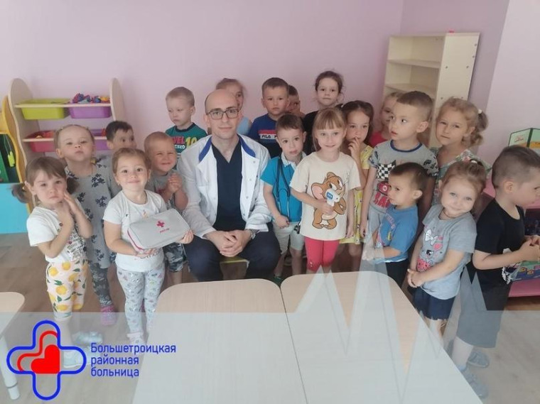 Врач Большетроицкой районной больницы Карен Багдасарян встретился с юными пациентами и ответил на волнующие их вопросы. Врач Большетроицкой районной больницы Карен Багдасарян встретился с юными пациентами и ответил на волнующие их вопросы.