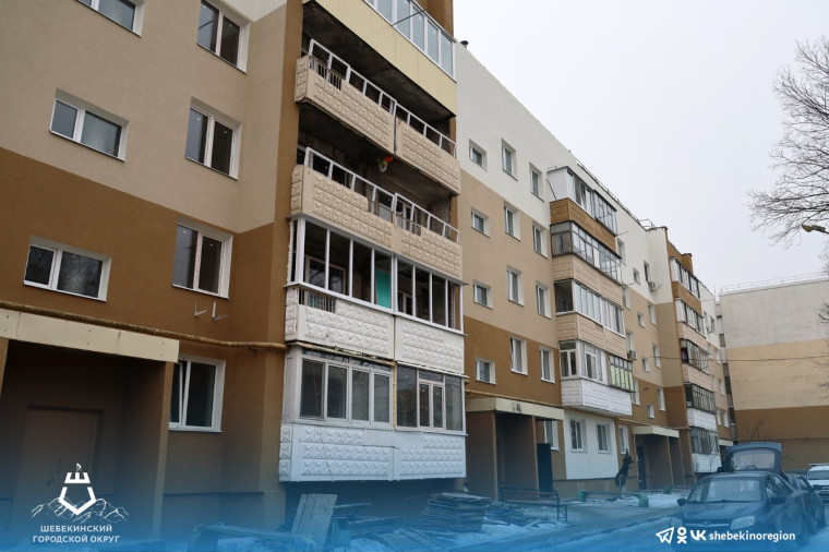 Владимир Жданов заехал в многоквартирный дом № 13 на улице Дзержинского, который пострадал в результате обстрела.