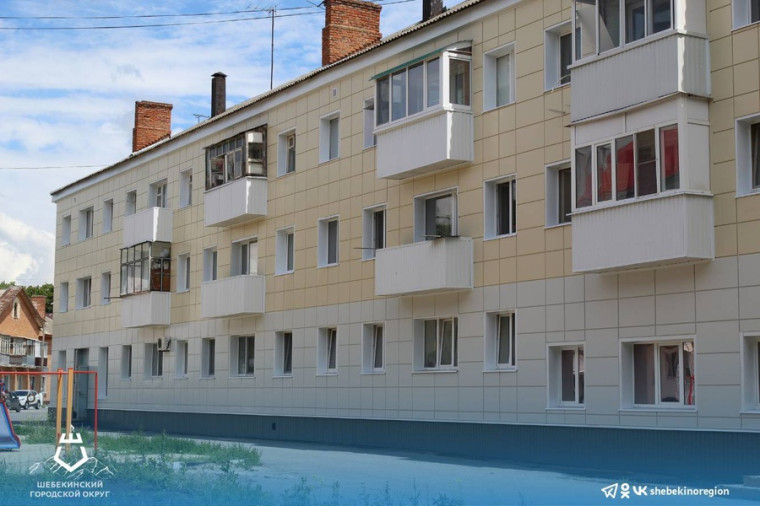 В Шебекинском городском округе активно ведутся работы по утеплению фасадов многоквартирных домов.