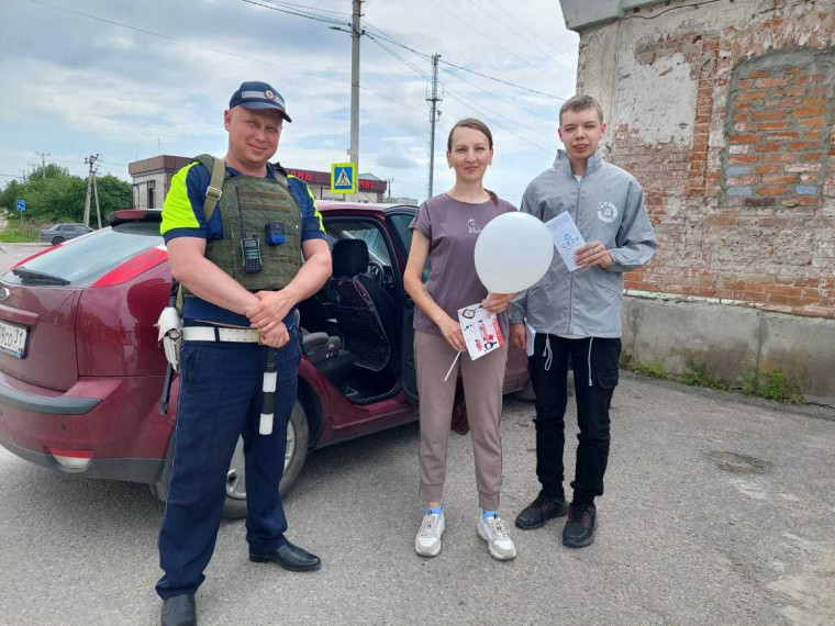 В преддверии праздника, а так же в рамках ОПМ «Внимание, дети!» в городе Шебекино сотрудники Госавтоинспекции совместно с волонтерами провели акцию. В преддверии праздника, а так же в рамках ОПМ «Внимание, дети!» в городе Шебекино сотрудники Госавтоинспекции совместно с волонтерами провели акцию.
