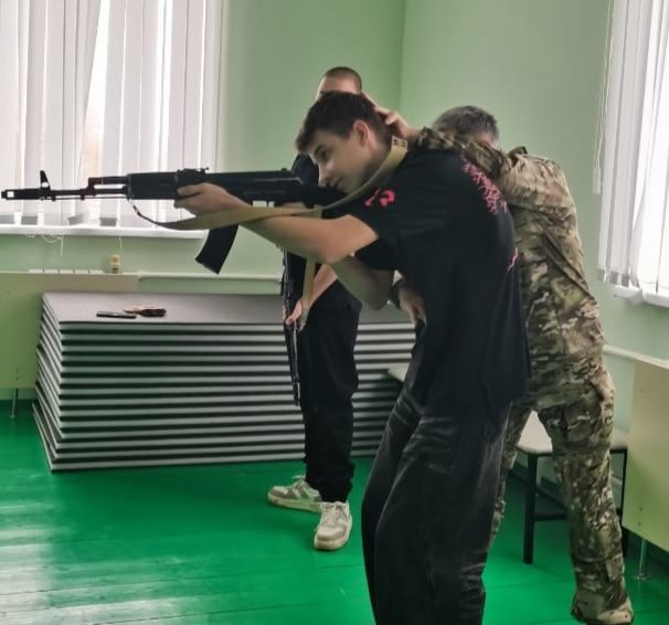 Военно-патриотический клуб «ВОИН» продолжает проводить тренировки для юных шебекинцев.