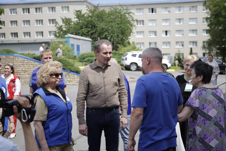 Вячеслав Гладков вместе с уполномоченным по правам человека в РФ Татьяной Москальковой посетили один из пунктов временного размещения, где сейчас проживают шебекинцы.