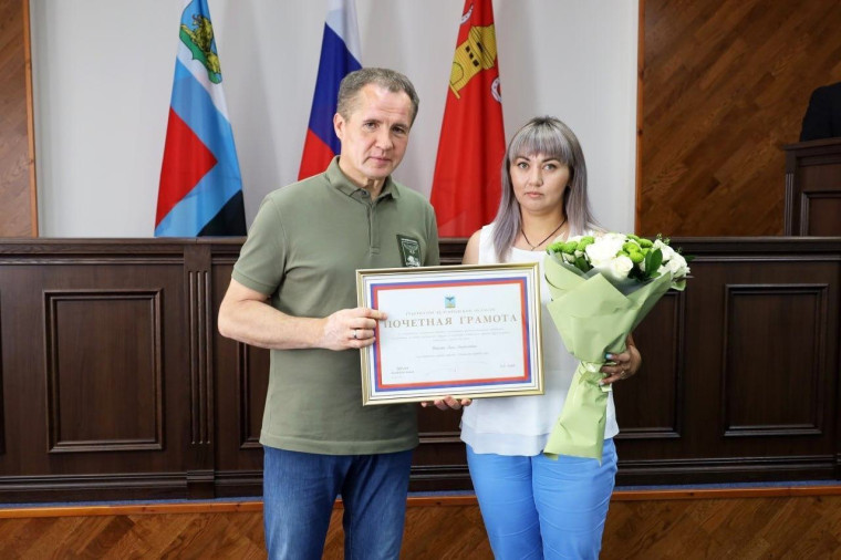 Губернатор Белгородской области вручил заслуженные награды шебекинцам за мужество и проявленный героизм в дни обстрелов нашего округа.