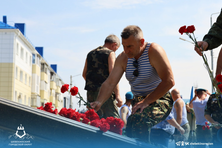 В День Воздушно-десантных войск шебекинцы возложили цветы в патриотическом сквере «Айсберг» к монументу скорбящей матери, в память о погибших воинах..