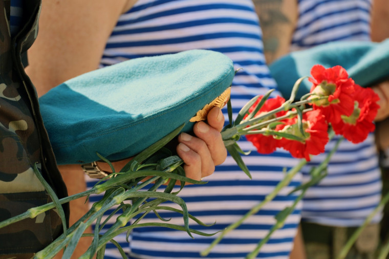 В День Воздушно-десантных войск шебекинцы возложили цветы в патриотическом сквере «Айсберг» к монументу скорбящей матери, в память о погибших воинах..