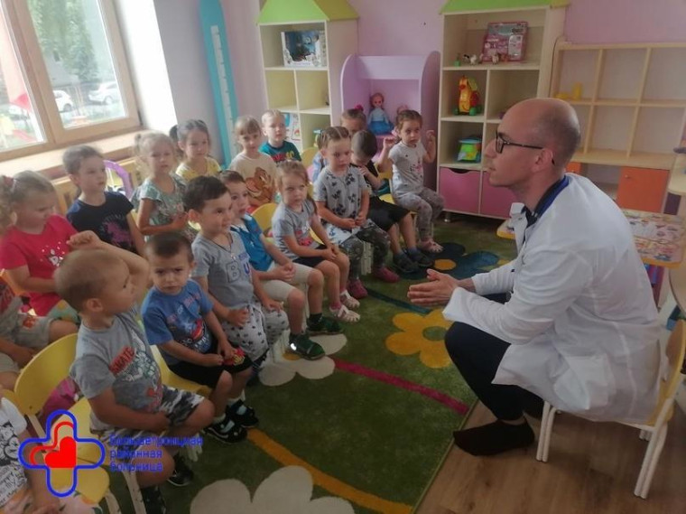 Врач Большетроицкой районной больницы Карен Багдасарян встретился с юными пациентами и ответил на волнующие их вопросы.